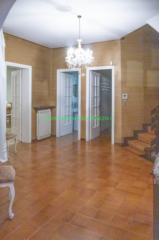 Scoprite questa straordinaria villa contemporanea degli anni '70 situata nel tranquillo e verdegg...