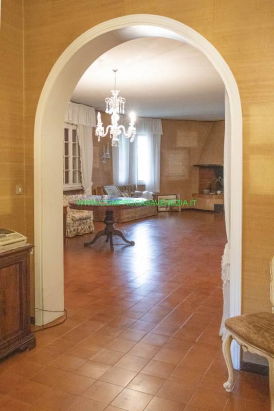 Scoprite questa straordinaria villa contemporanea degli anni '70 situata nel tranquillo e verdegg...