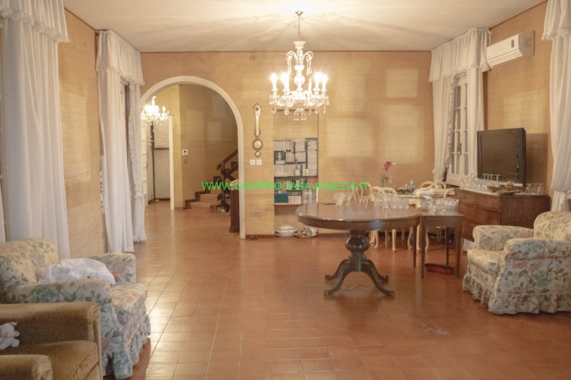 Scoprite questa straordinaria villa contemporanea degli anni '70 situata nel tranquillo e verdegg...