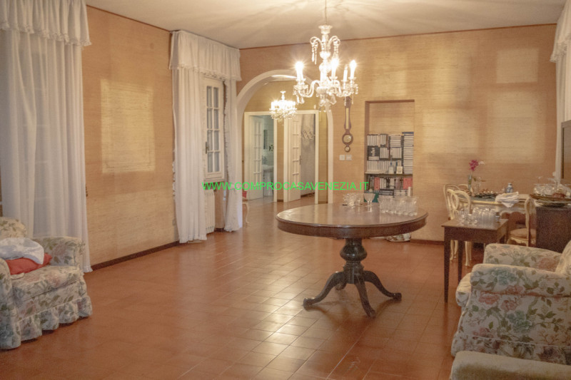 Scoprite questa straordinaria villa contemporanea degli anni '70 situata nel tranquillo e verdegg...