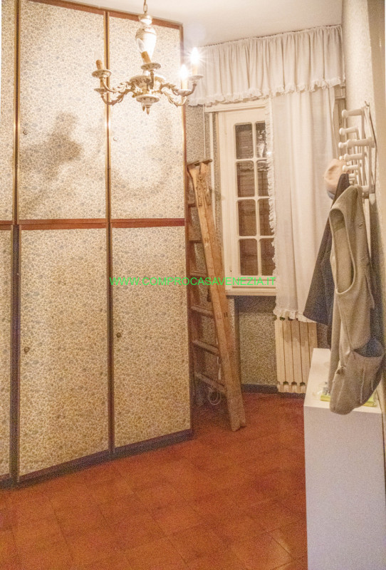 Scoprite questa straordinaria villa contemporanea degli anni '70 situata nel tranquillo e verdegg...