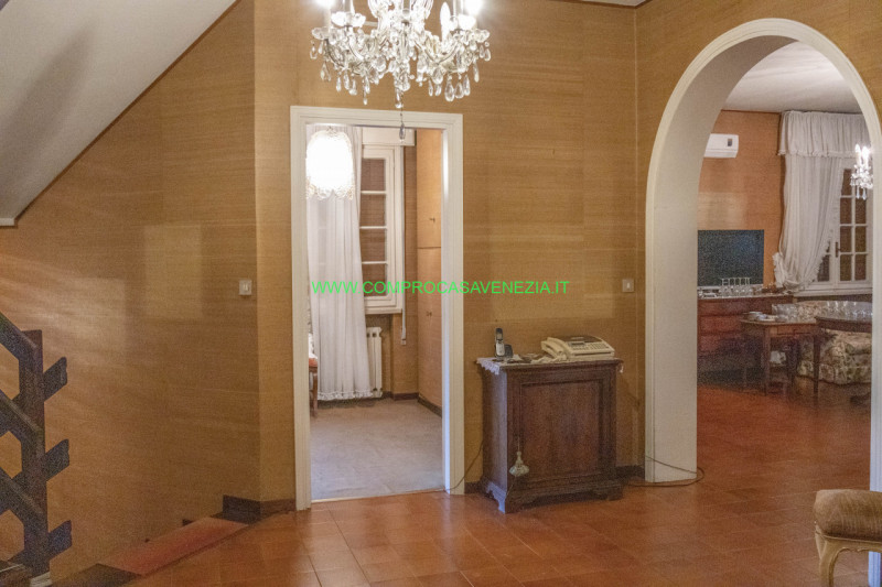 Scoprite questa straordinaria villa contemporanea degli anni '70 situata nel tranquillo e verdegg...