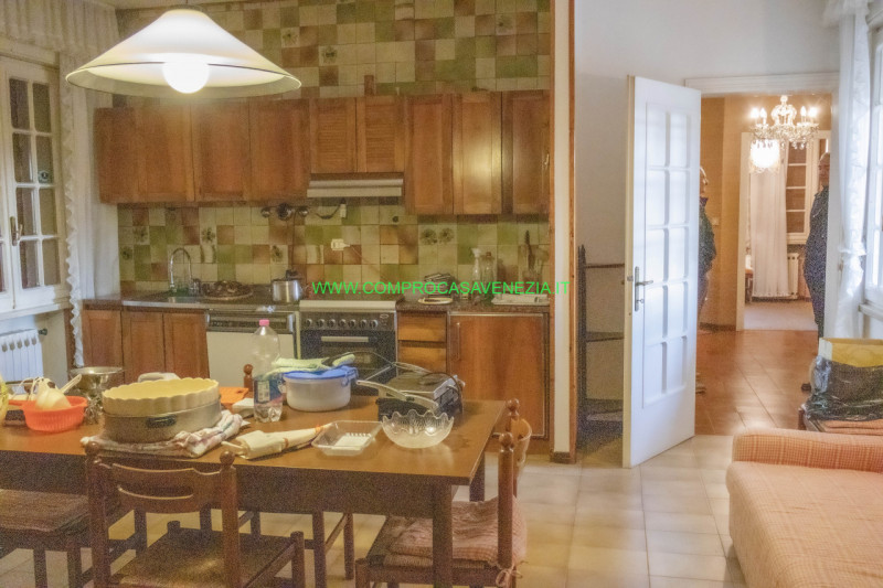 Scoprite questa straordinaria villa contemporanea degli anni '70 situata nel tranquillo e verdegg...