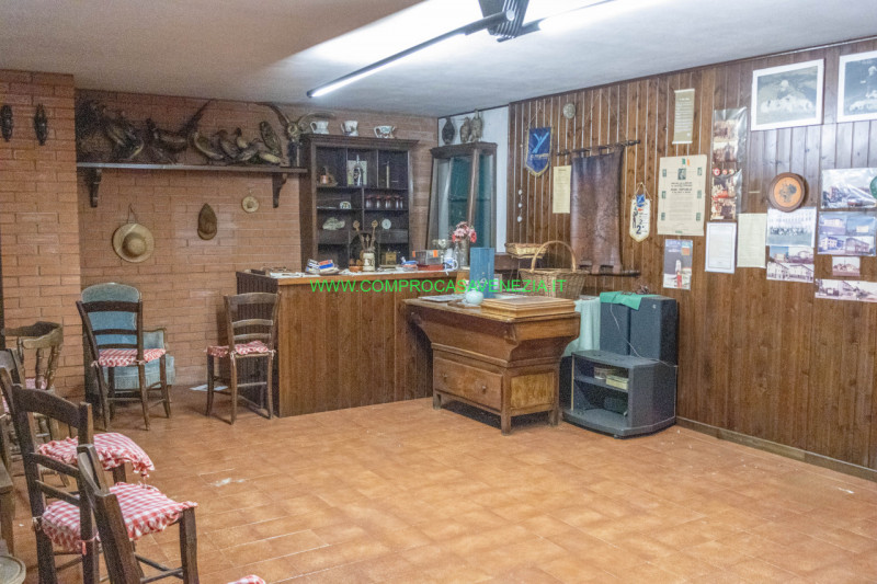 Scoprite questa straordinaria villa contemporanea degli anni '70 situata nel tranquillo e verdegg...