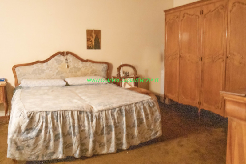 Scoprite questa straordinaria villa contemporanea degli anni '70 situata nel tranquillo e verdegg...