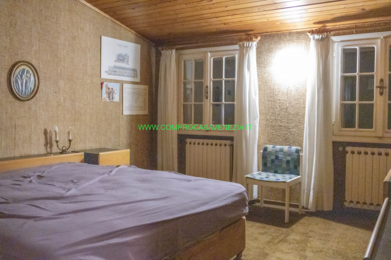 Scoprite questa straordinaria villa contemporanea degli anni '70 situata nel tranquillo e verdegg...