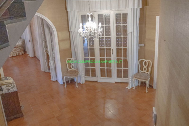 Scoprite questa straordinaria villa contemporanea degli anni '70 situata nel tranquillo e verdegg...