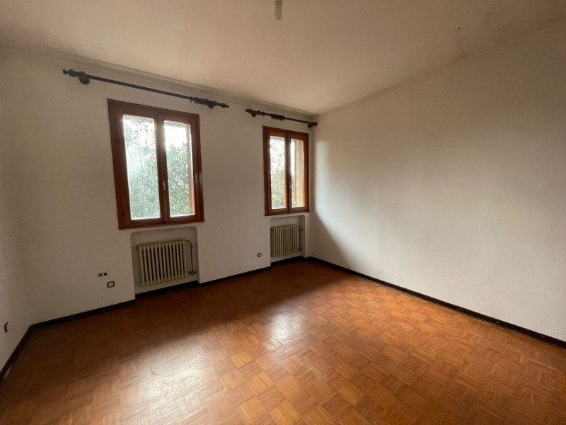 Scoprite questa splendida bifamiliare situata nel cuore di Cavino, una frazione affascinante del ...