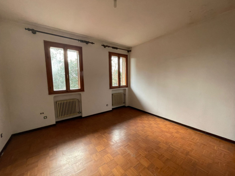 Scoprite questa splendida bifamiliare situata nel cuore di Cavino, una frazione affascinante del ...