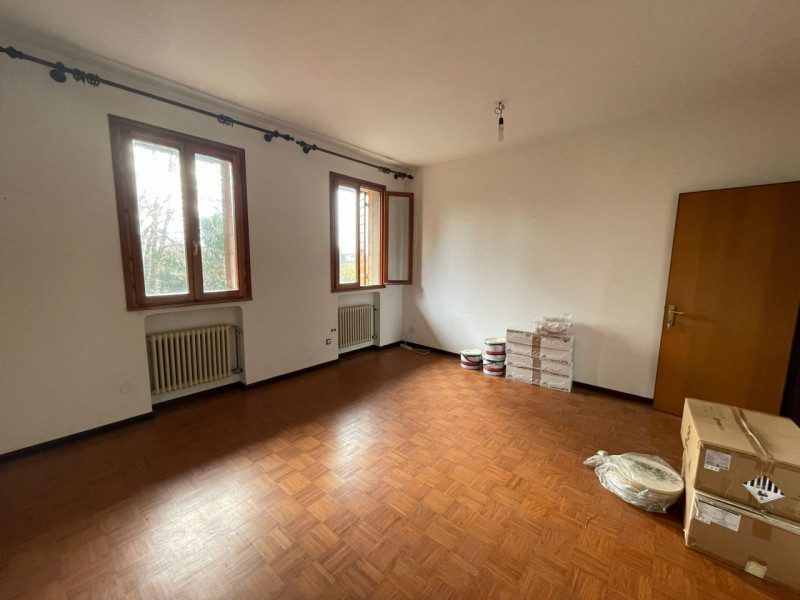 Scoprite questa splendida bifamiliare situata nel cuore di Cavino, una frazione affascinante del ...