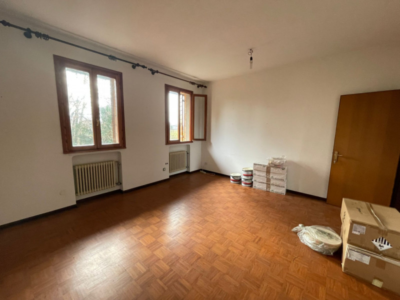 Scoprite questa splendida bifamiliare situata nel cuore di Cavino, una frazione affascinante del ...