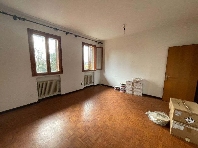 Scoprite questa splendida bifamiliare situata nel cuore di Cavino, una frazione affascinante del ...