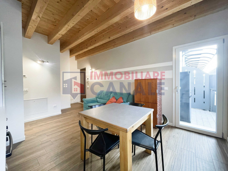 Proponiamo in affitto un luminoso appartamento bicamere di circa 60 mq situato nel cuore di Piove...