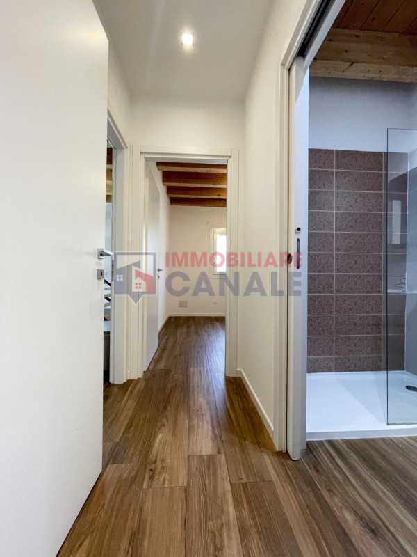 Proponiamo in affitto un luminoso appartamento bicamere di circa 60 mq situato nel cuore di Piove...