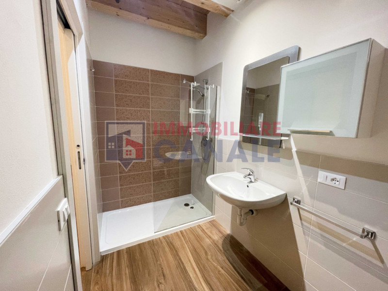 Proponiamo in affitto un luminoso appartamento bicamere di circa 60 mq situato nel cuore di Piove...