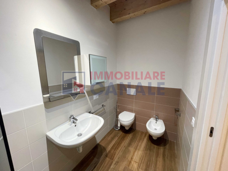 Proponiamo in affitto un luminoso appartamento bicamere di circa 60 mq situato nel cuore di Piove...