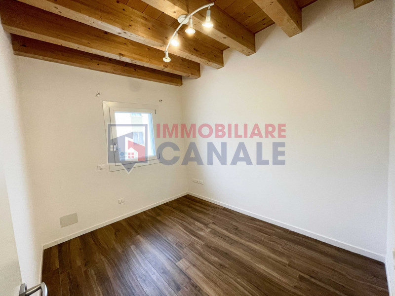 Proponiamo in affitto un luminoso appartamento bicamere di circa 60 mq situato nel cuore di Piove...