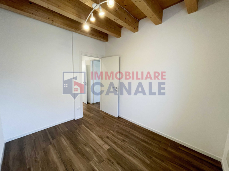 Proponiamo in affitto un luminoso appartamento bicamere di circa 60 mq situato nel cuore di Piove...