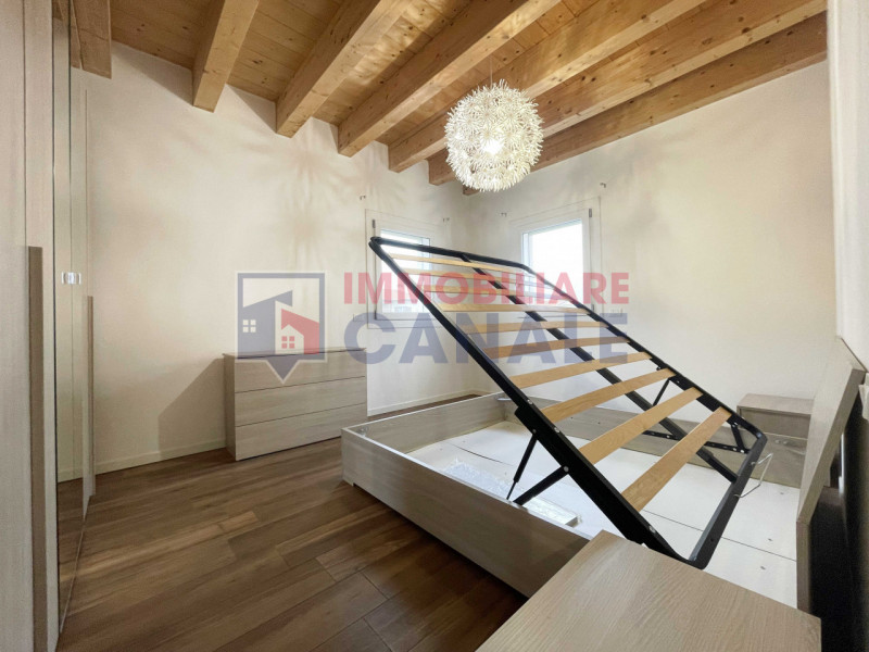 Proponiamo in affitto un luminoso appartamento bicamere di circa 60 mq situato nel cuore di Piove...