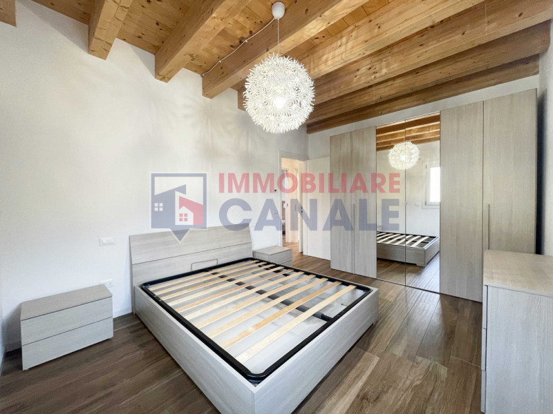 Proponiamo in affitto un luminoso appartamento bicamere di circa 60 mq situato nel cuore di Piove...