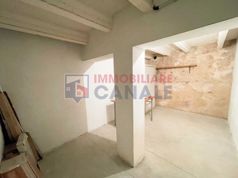 Proponiamo in affitto un luminoso appartamento bicamere di circa 60 mq situato nel cuore di Piove...