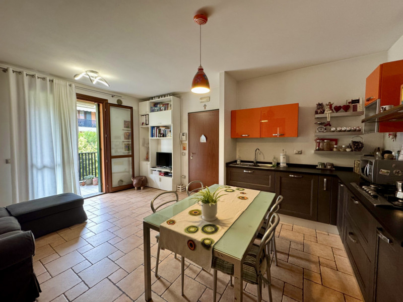 COMPOSIZIONE:
Proponiamo in affitto un appartamento al primo piano, dove all'ingresso si apre una...