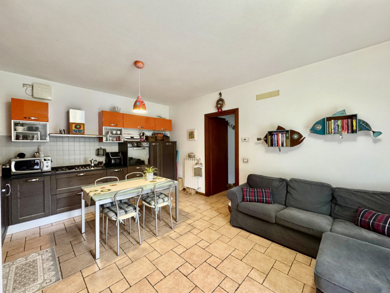 COMPOSIZIONE:
Proponiamo in affitto un appartamento al primo piano, dove all'ingresso si apre una...