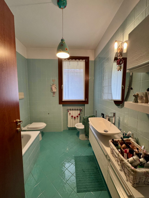 COMPOSIZIONE:
Proponiamo in affitto un appartamento al primo piano, dove all'ingresso si apre una...