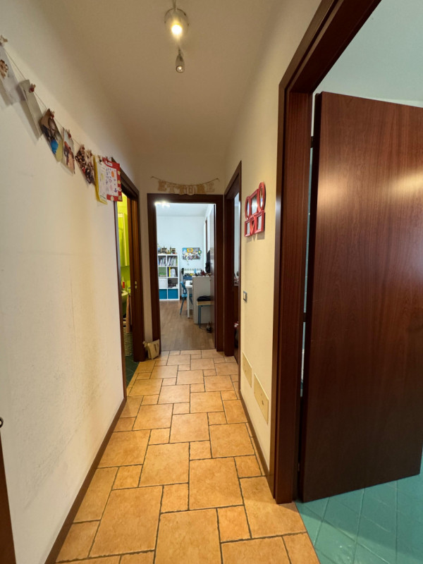 COMPOSIZIONE:
Proponiamo in affitto un appartamento al primo piano, dove all'ingresso si apre una...