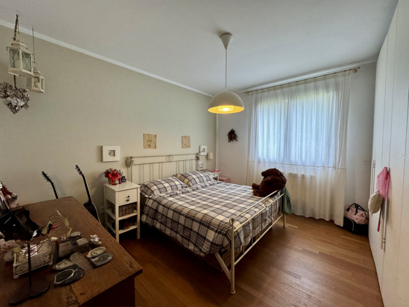 COMPOSIZIONE:
Proponiamo in affitto un appartamento al primo piano, dove all'ingresso si apre una...