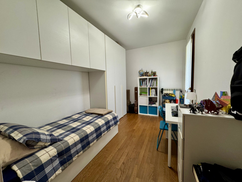 COMPOSIZIONE:
Proponiamo in affitto un appartamento al primo piano, dove all'ingresso si apre una...