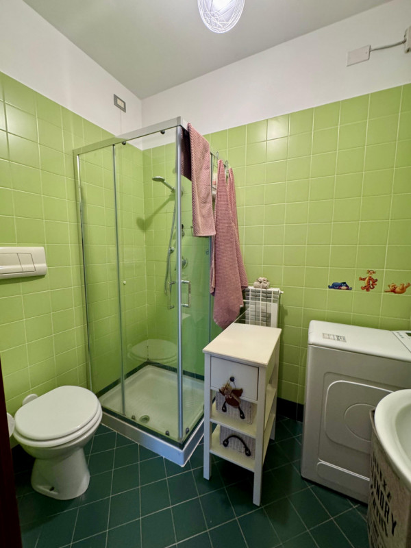 COMPOSIZIONE:
Proponiamo in affitto un appartamento al primo piano, dove all'ingresso si apre una...