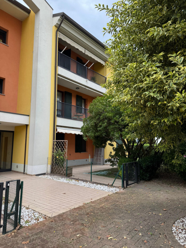 COMPOSIZIONE:
Proponiamo in affitto un appartamento al primo piano, dove all'ingresso si apre una...