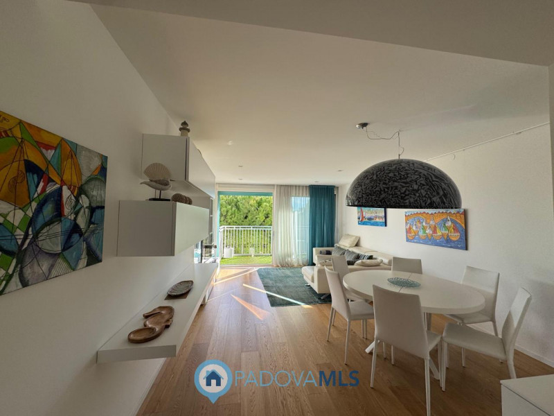 Immobile in esclusiva al Gruppo Padova MLS
Nel pieno centro di Jesolo, affacciato direttamente su...