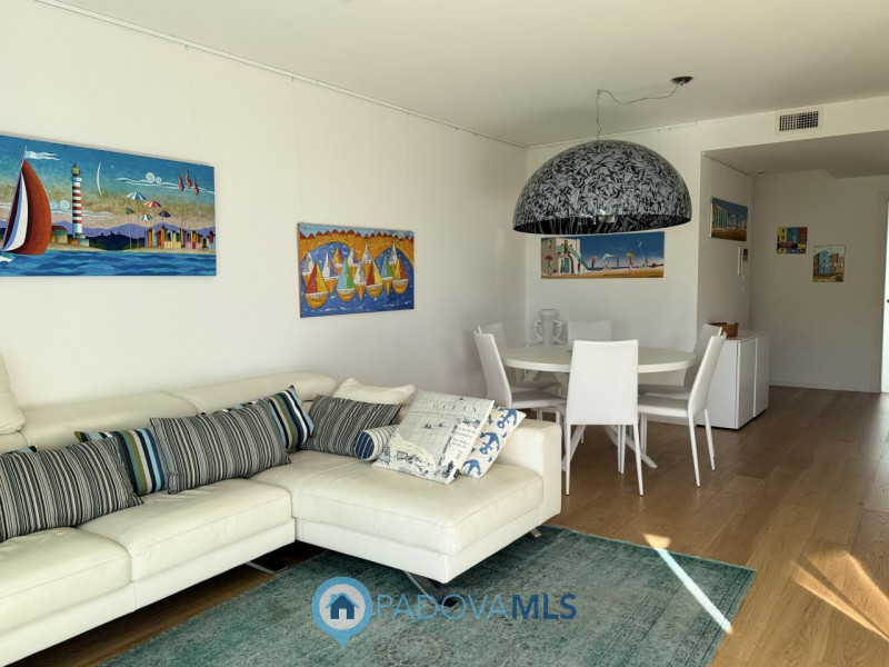 Immobile in esclusiva al Gruppo Padova MLS
Nel pieno centro di Jesolo, affacciato direttamente su...