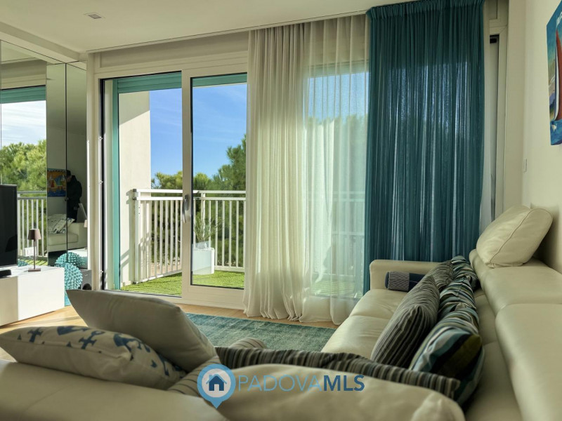 Immobile in esclusiva al Gruppo Padova MLS
Nel pieno centro di Jesolo, affacciato direttamente su...