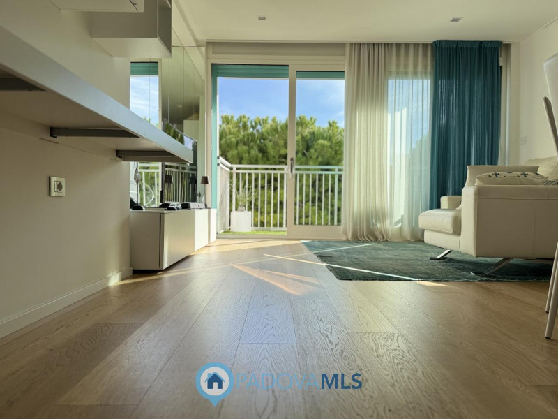 Immobile in esclusiva al Gruppo Padova MLS
Nel pieno centro di Jesolo, affacciato direttamente su...