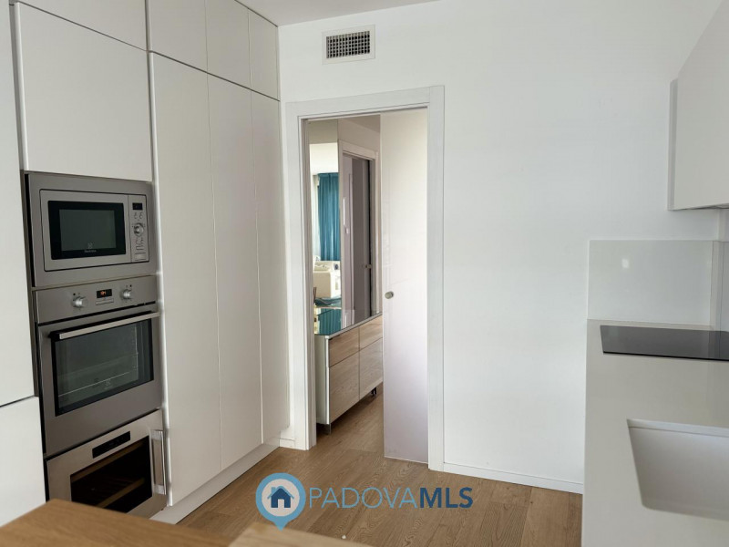 Immobile in esclusiva al Gruppo Padova MLS
Nel pieno centro di Jesolo, affacciato direttamente su...