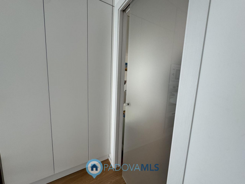 Immobile in esclusiva al Gruppo Padova MLS
Nel pieno centro di Jesolo, affacciato direttamente su...