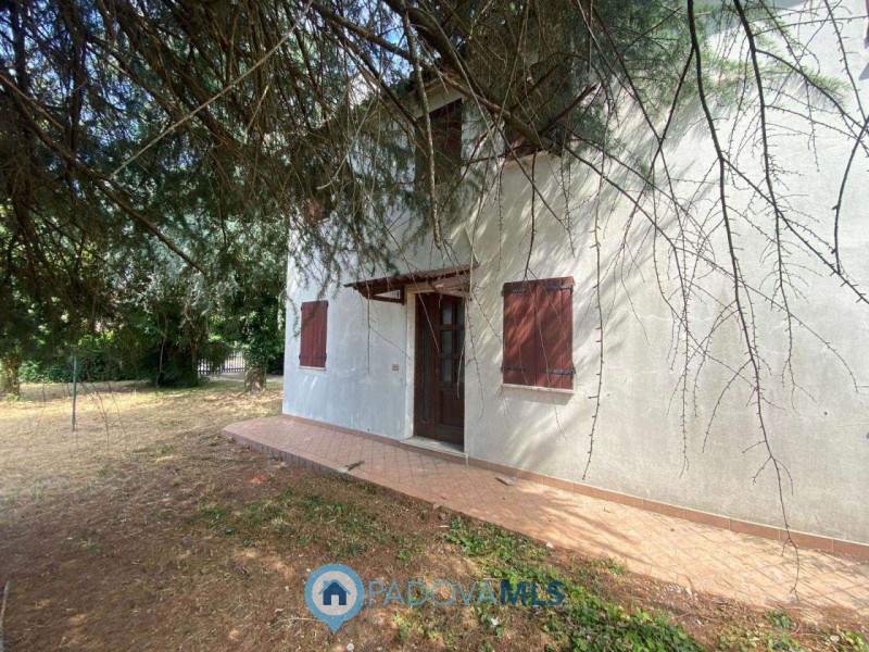 Immobile in esclusiva al Gruppo Padova MLS.
In prossimita' del centro di Bagnoli di Sopra, propon...