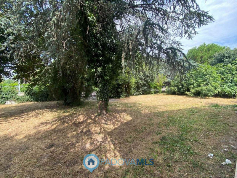 Immobile in esclusiva al Gruppo Padova MLS.
In prossimita' del centro di Bagnoli di Sopra, propon...