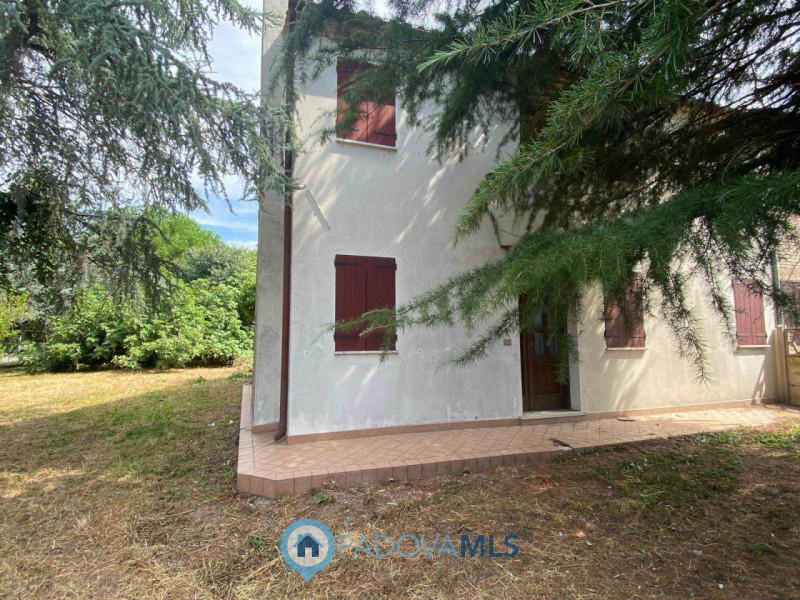 Immobile in esclusiva al Gruppo Padova MLS.
In prossimita' del centro di Bagnoli di Sopra, propon...