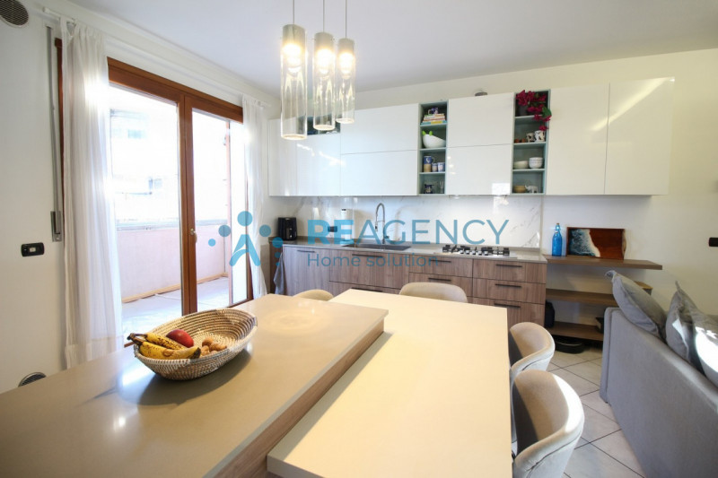 Dueville 

Stai cercando un appartamento pronto da vivere dove design moderno incontra praticità ...