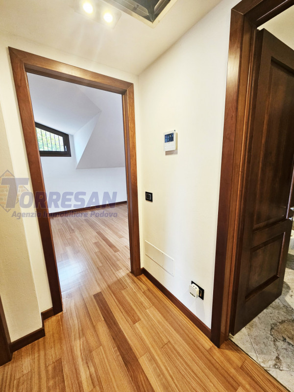 Eleganza e unicità nal cuore di Noventa Padovana 
Villa introvabile di circa 400 mq in classe A1 ...