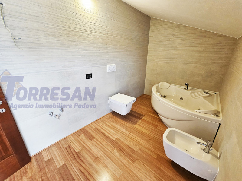 Eleganza e unicità nal cuore di Noventa Padovana 
Villa introvabile di circa 400 mq in classe A1 ...