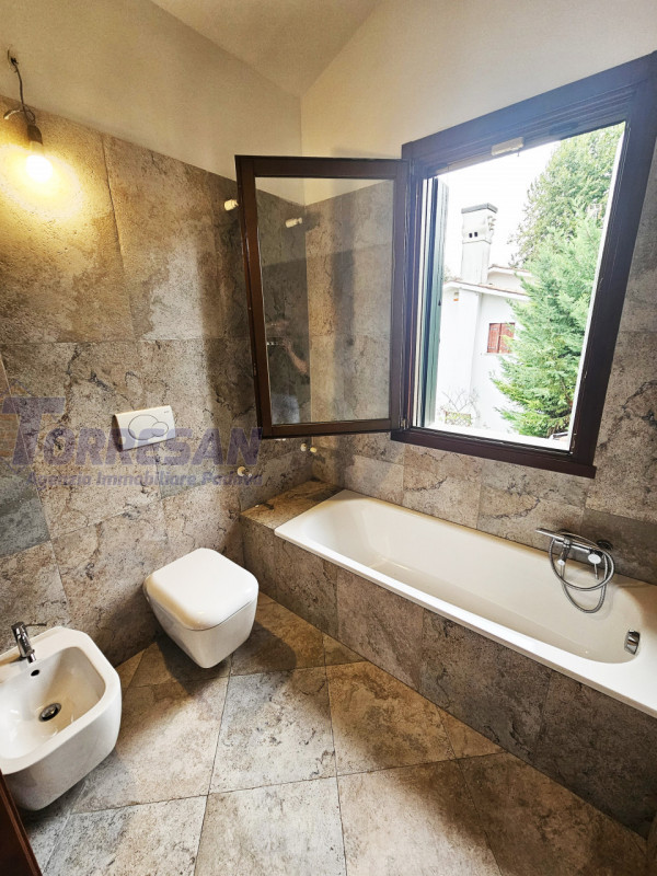 Eleganza e unicità nal cuore di Noventa Padovana 
Villa introvabile di circa 400 mq in classe A1 ...