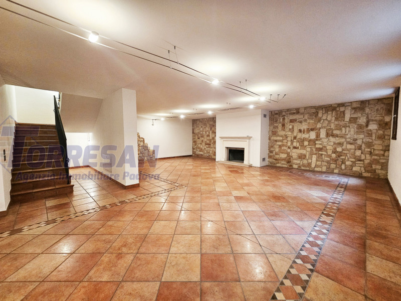 Eleganza e unicità nal cuore di Noventa Padovana 
Villa introvabile di circa 400 mq in classe A1 ...