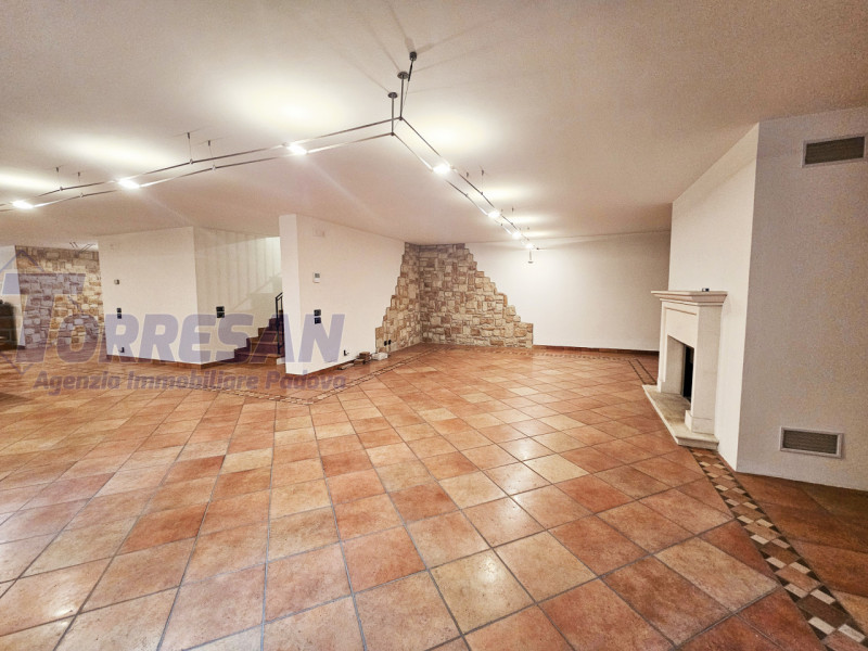 Eleganza e unicità nal cuore di Noventa Padovana 
Villa introvabile di circa 400 mq in classe A1 ...