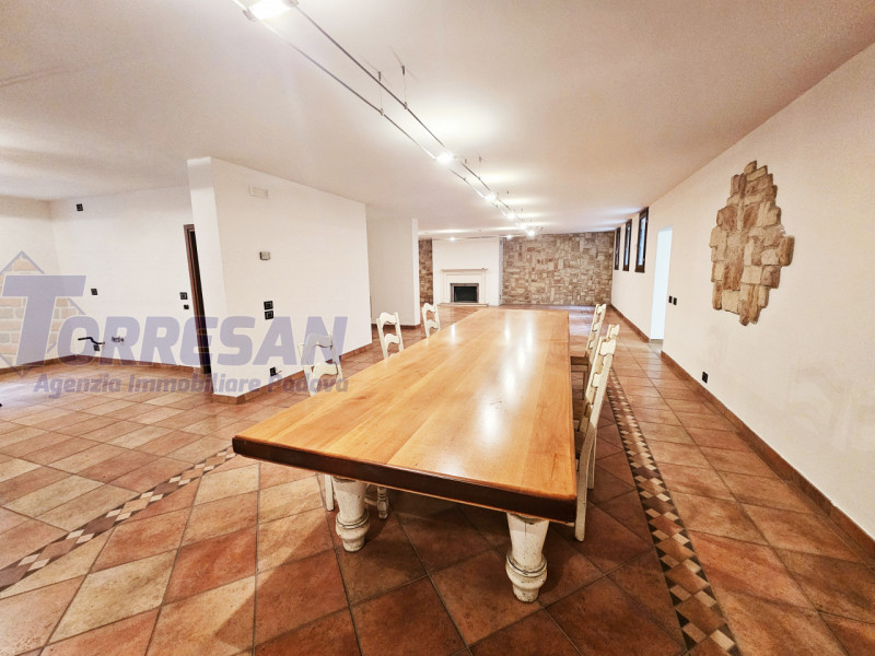 Eleganza e unicità nal cuore di Noventa Padovana 
Villa introvabile di circa 400 mq in classe A1 ...