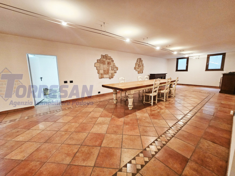 Eleganza e unicità nal cuore di Noventa Padovana 
Villa introvabile di circa 400 mq in classe A1 ...